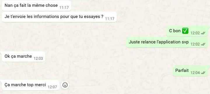 Conversation WhatsApp : un client envoie la photo d'un écran IBO Player bloqué au chargement, le support répond « C bon, juste relance l'application svp », le client confirme « Ça marche top merci ». Adresse MAC et clé de l'appareil masquées.